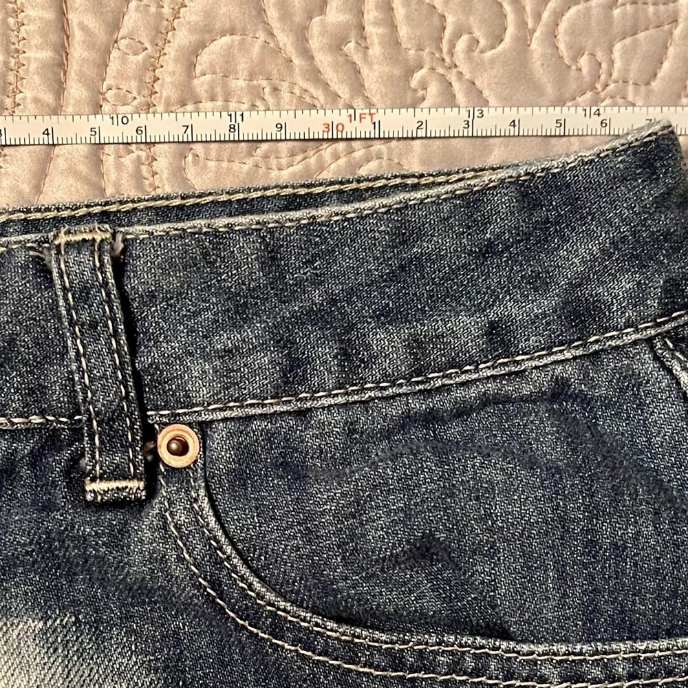Forever 21 denim shorts size 28. Five pocket distressed jean shorts - Picture 3 of 4